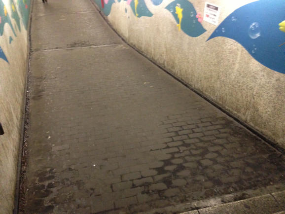 渋谷駅　地下通路　東横線