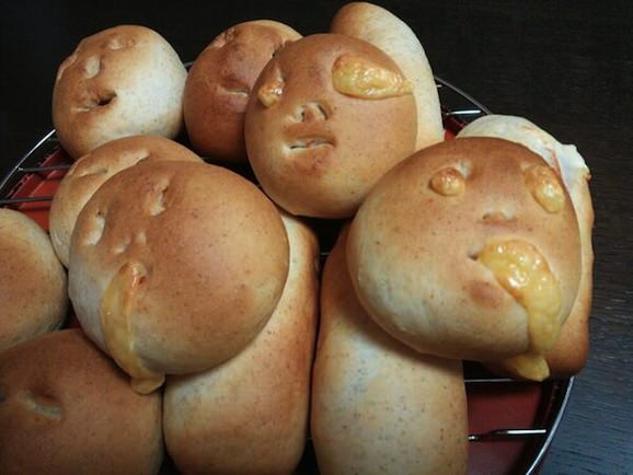 顔つきチーズパン