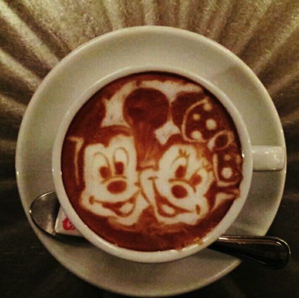 ラテアート「ミッキーとミニー」