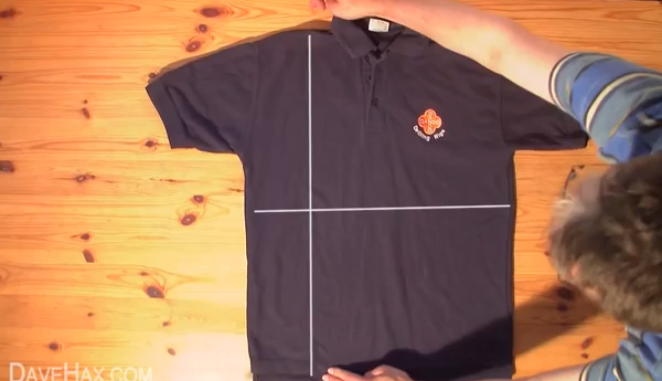 2秒でシャツをキレイに折りたたむ方法