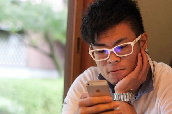 gori-looking-at-iphone