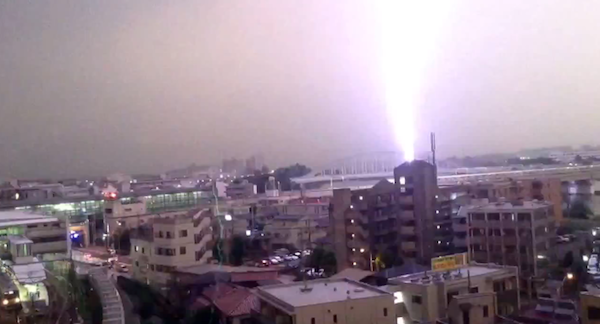 小田急線、落雷の瞬間