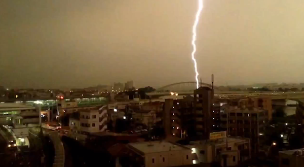 小田急線に落雷した瞬間を捉えた映像