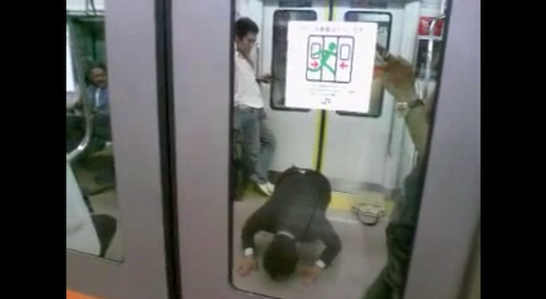 ジャンピング土下座実演