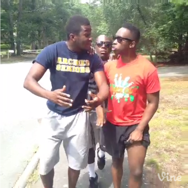 3人組で歩いているとよくあるやつ