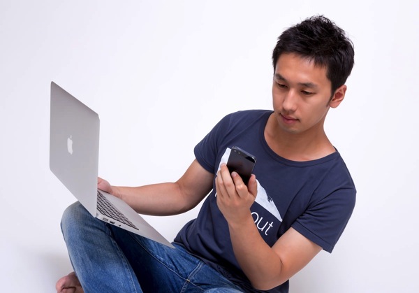 iPhoneとMacBook Airを使いこなす大川さん