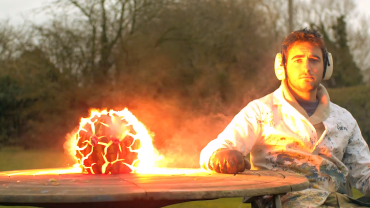 爆発するスイカのスローモーション動画が衝撃的