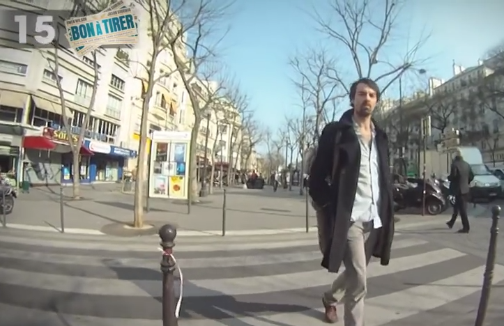 美女の胸元に隠されたカメラ