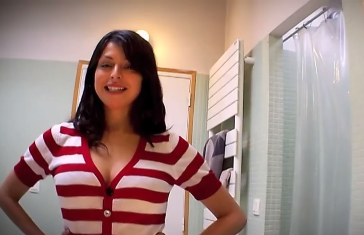 美女の胸元に隠されたカメラが捉えた映像