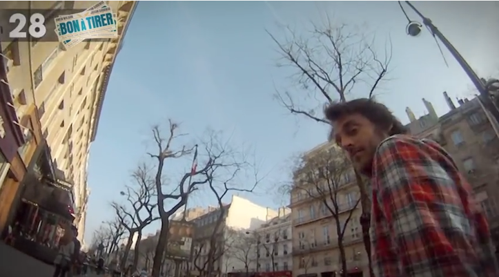 美女の胸元に隠されたカメラ