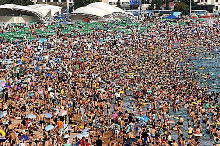 人が多すぎてプール・海・ウォーターパークがカオスな件