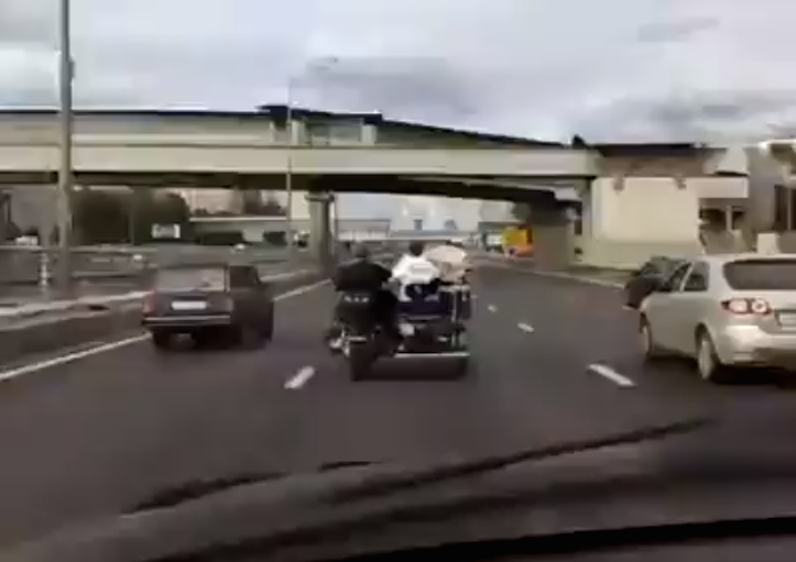 高速を走りながら生演奏するバンド