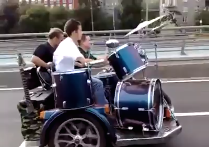 高速を走りながら生演奏するバンド