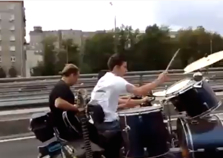 高速を走りながら生演奏するバンド