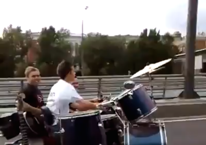 高速を走りながら生演奏するバンド