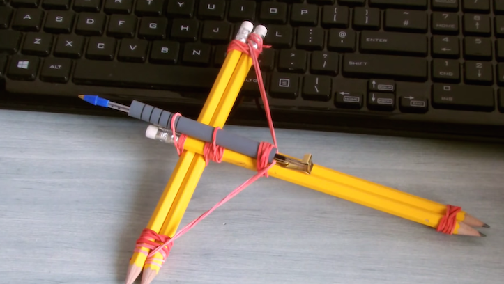 オフィス用品で作られるDIY武器