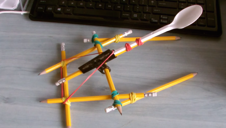 オフィス用品で作られるDIY武器