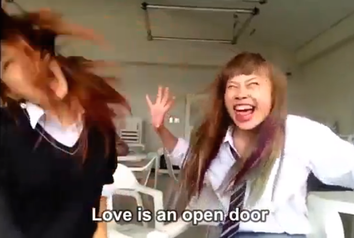 女子高生による「扉あけて」口パクが酷すぎる