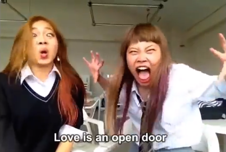 女子高生による「扉あけて」口パクが酷すぎる