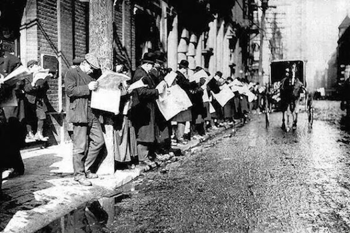 smartphone-or-newspaper-before