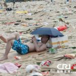 tons-of-trash-on-the-chinese-beach-2.jpg