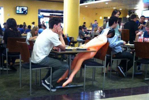 ぼっちが前向きに独り身を楽しむ瞬間を捉えた写真