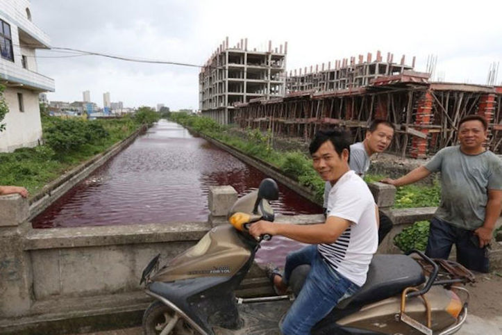 【原因不明】中国の川が突然真っ赤に染まったと話題に