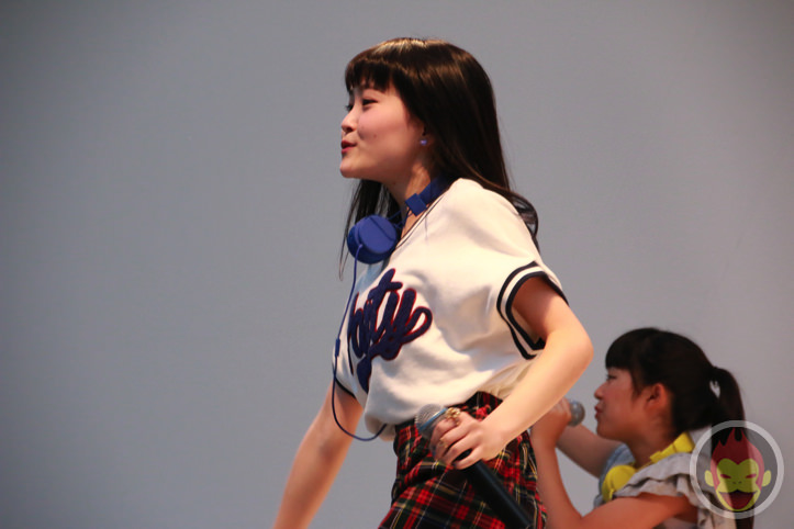 川崎ラゾーナで歌うLittle Glee Monster