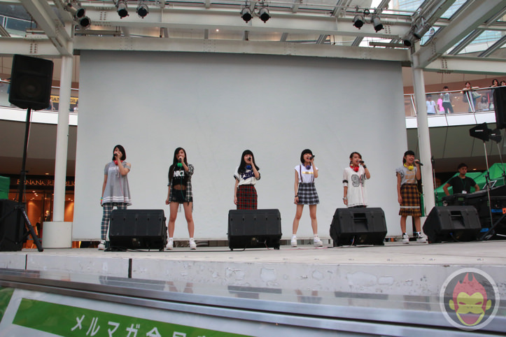 川崎ラゾーナで歌うLittle Glee Monster