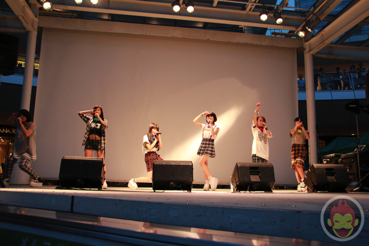 川崎ラゾーナで歌うLittle Glee Monster