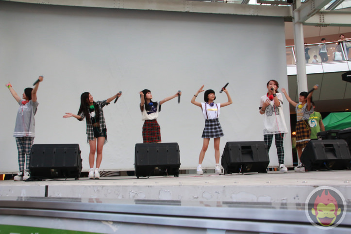 川崎ラゾーナで歌うLittle Glee Monster