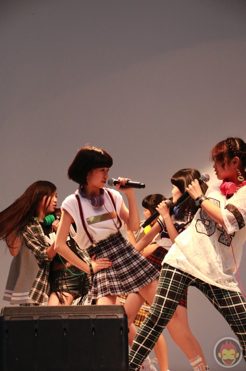 川崎ラゾーナで歌うLittle Glee Monster