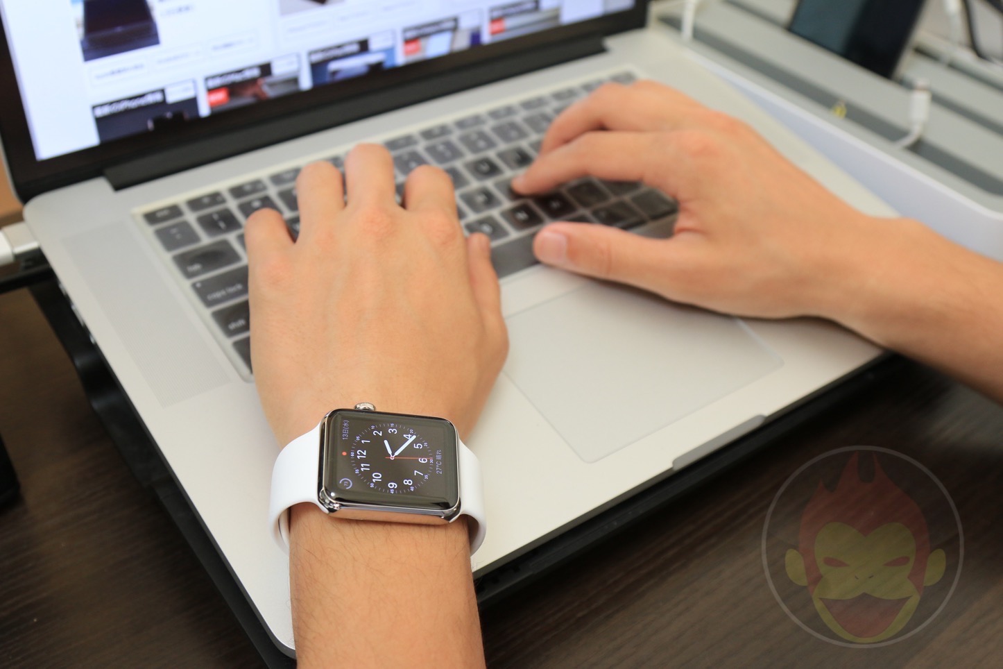 Apple Watchのスポーツバンド・レザーバンドは付けたまま作業できる