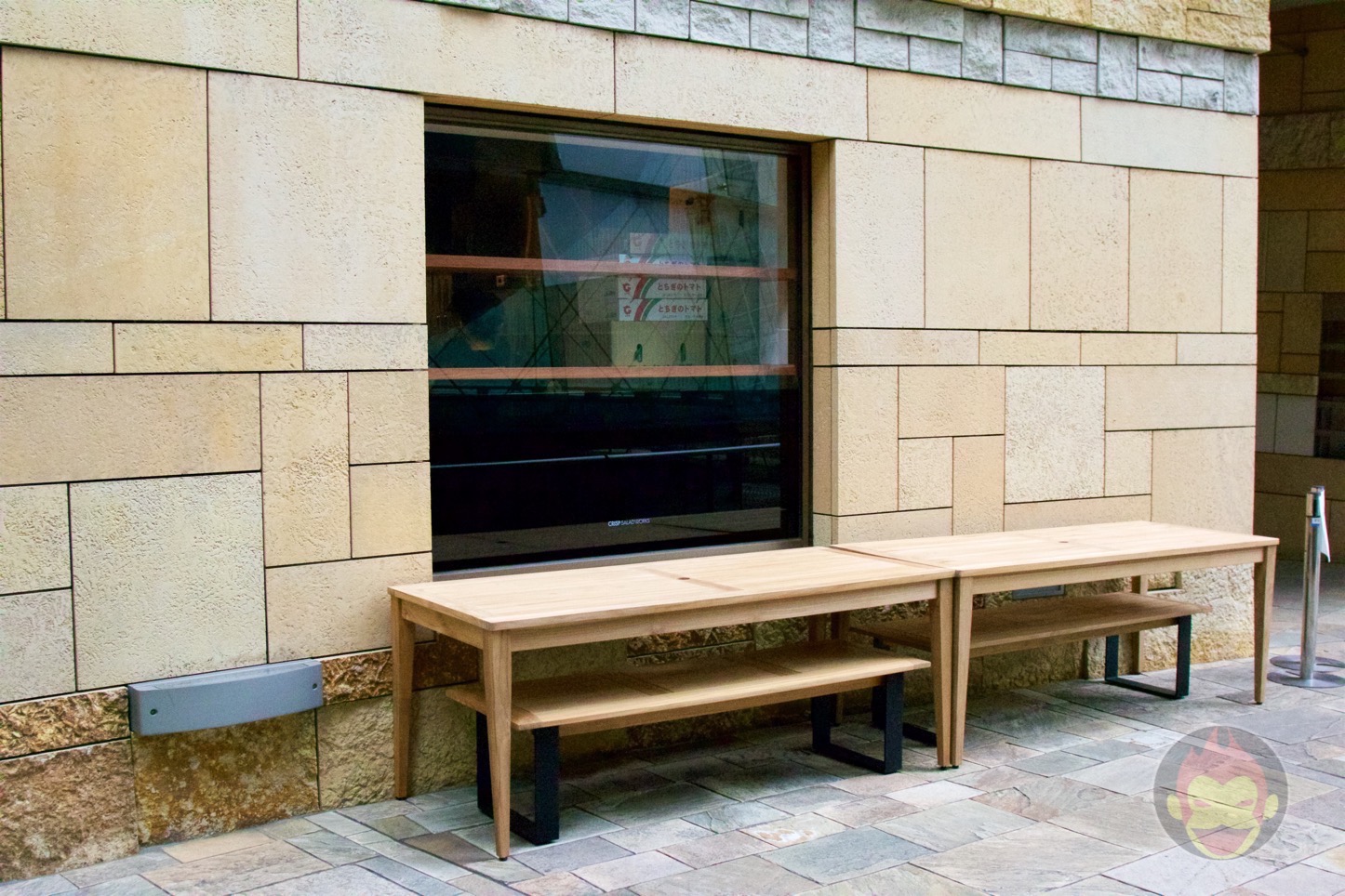 Crisp Salad Works Roppongi Bench