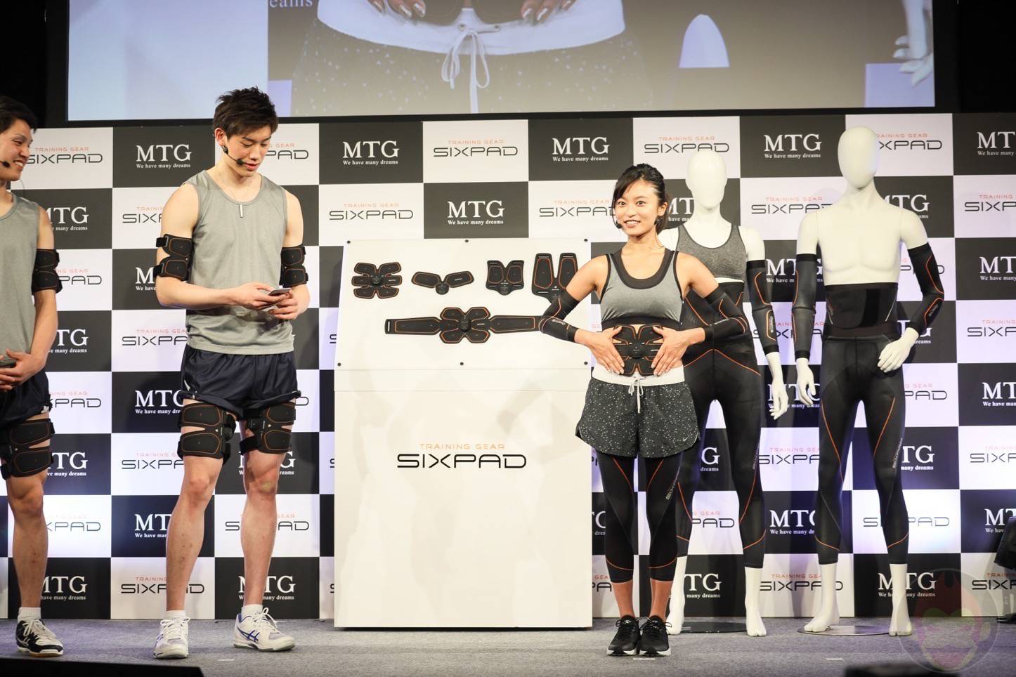 SIXPADの新製品発表会で腹筋を追い込まれるこじるり