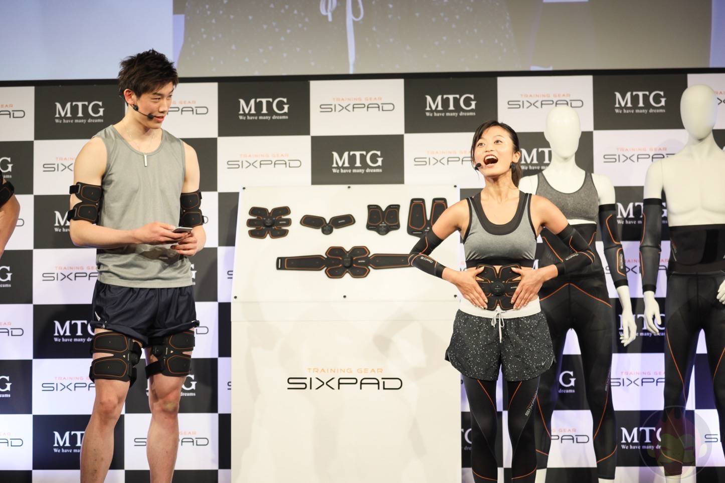 SIXPADの新製品発表会で腹筋を追い込まれるこじるり