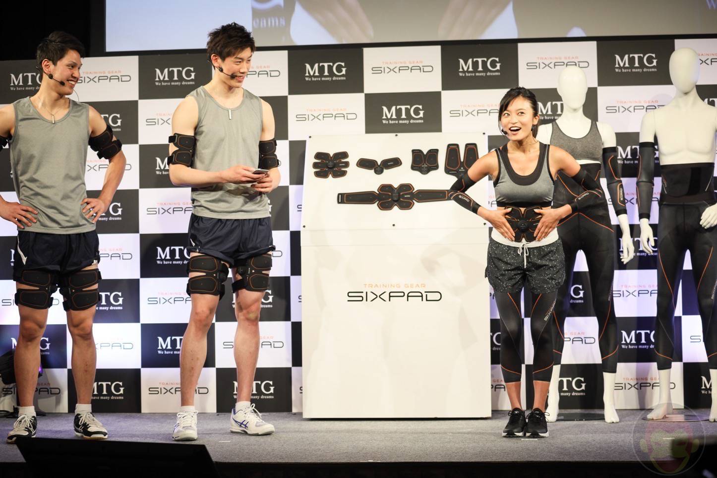 SIXPADの新製品発表会で腹筋を追い込まれるこじるり