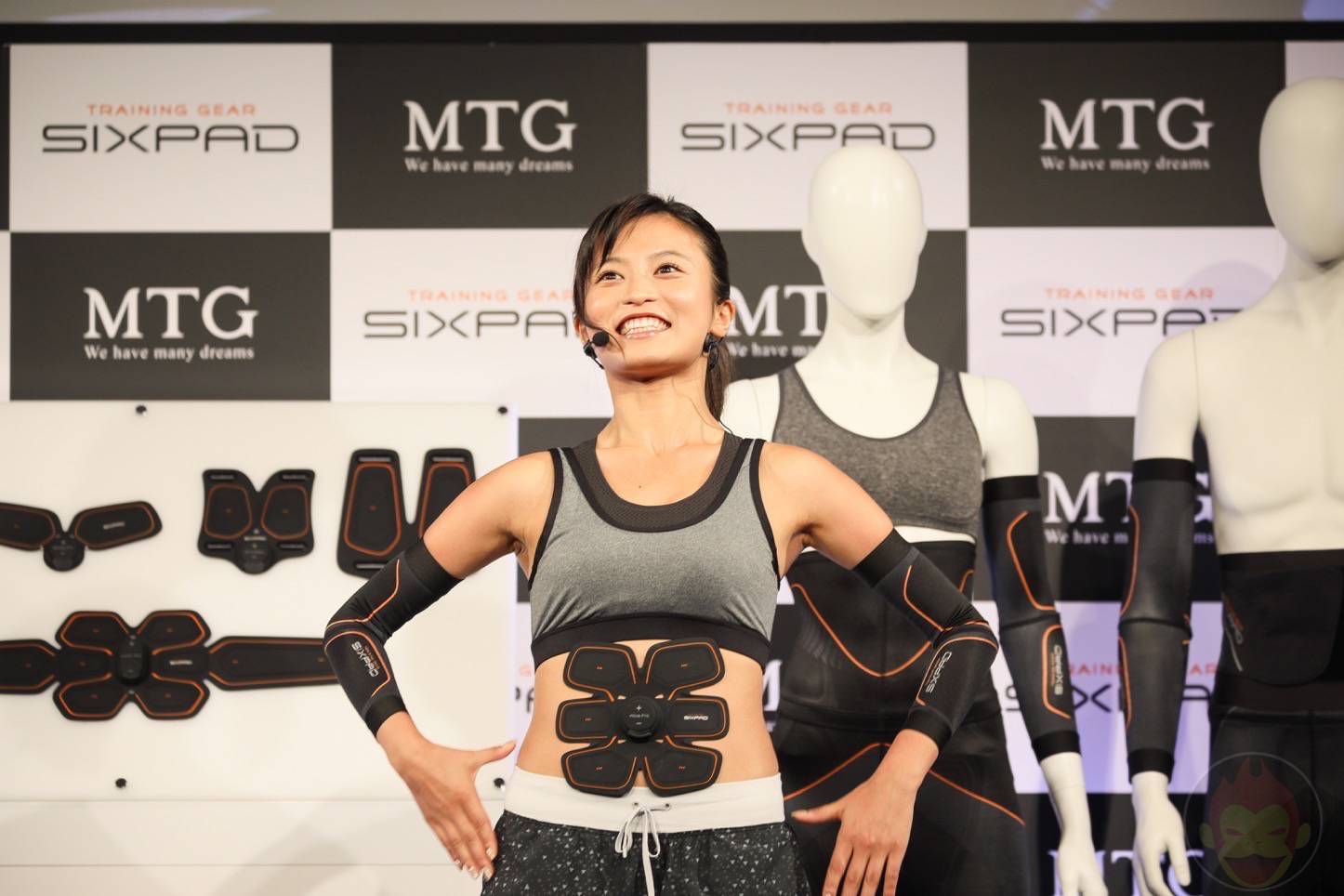 SIXPADの新製品発表会で腹筋を追い込まれるこじるり
