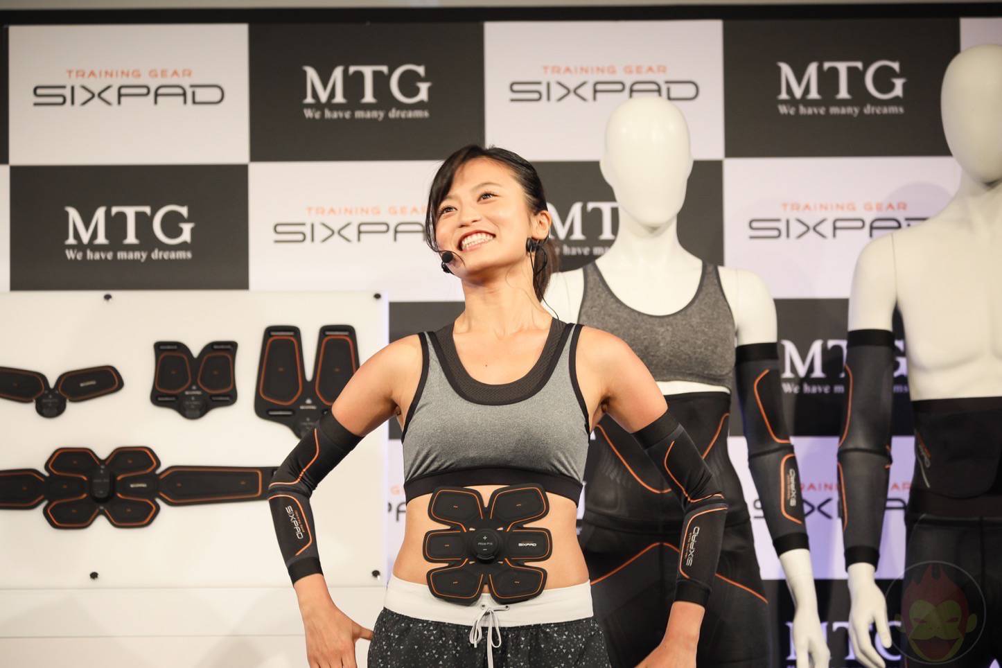 SIXPADの新製品発表会で腹筋を追い込まれるこじるり