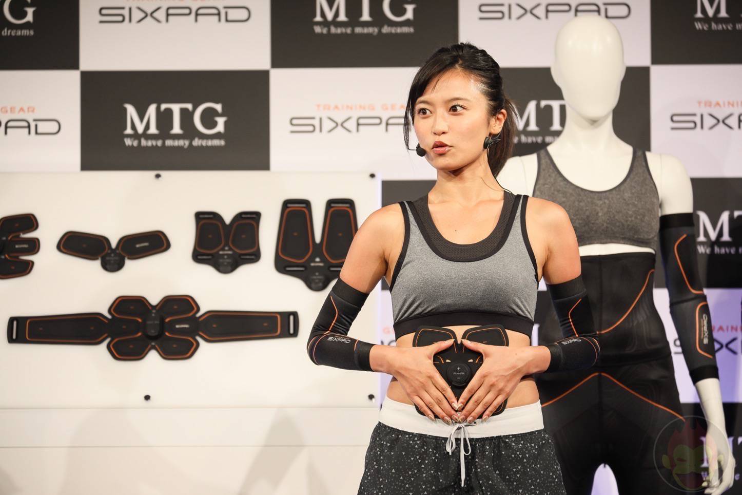 SIXPADの新製品発表会で腹筋を追い込まれるこじるり