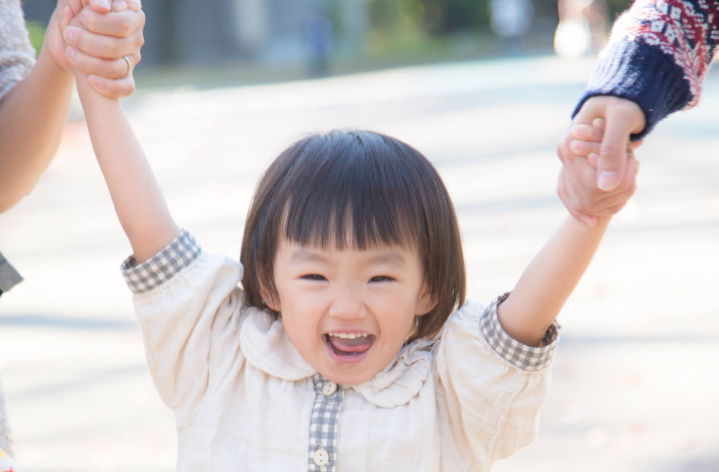 Happy Girl with Mom and Dad Pakutaso