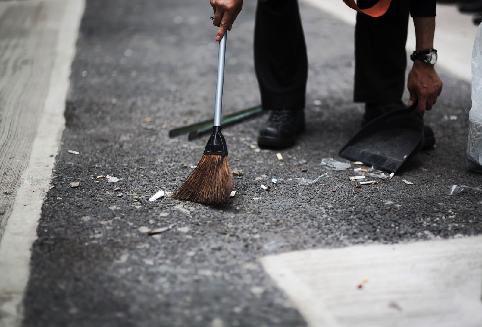 Cleaning the streets pakutaso