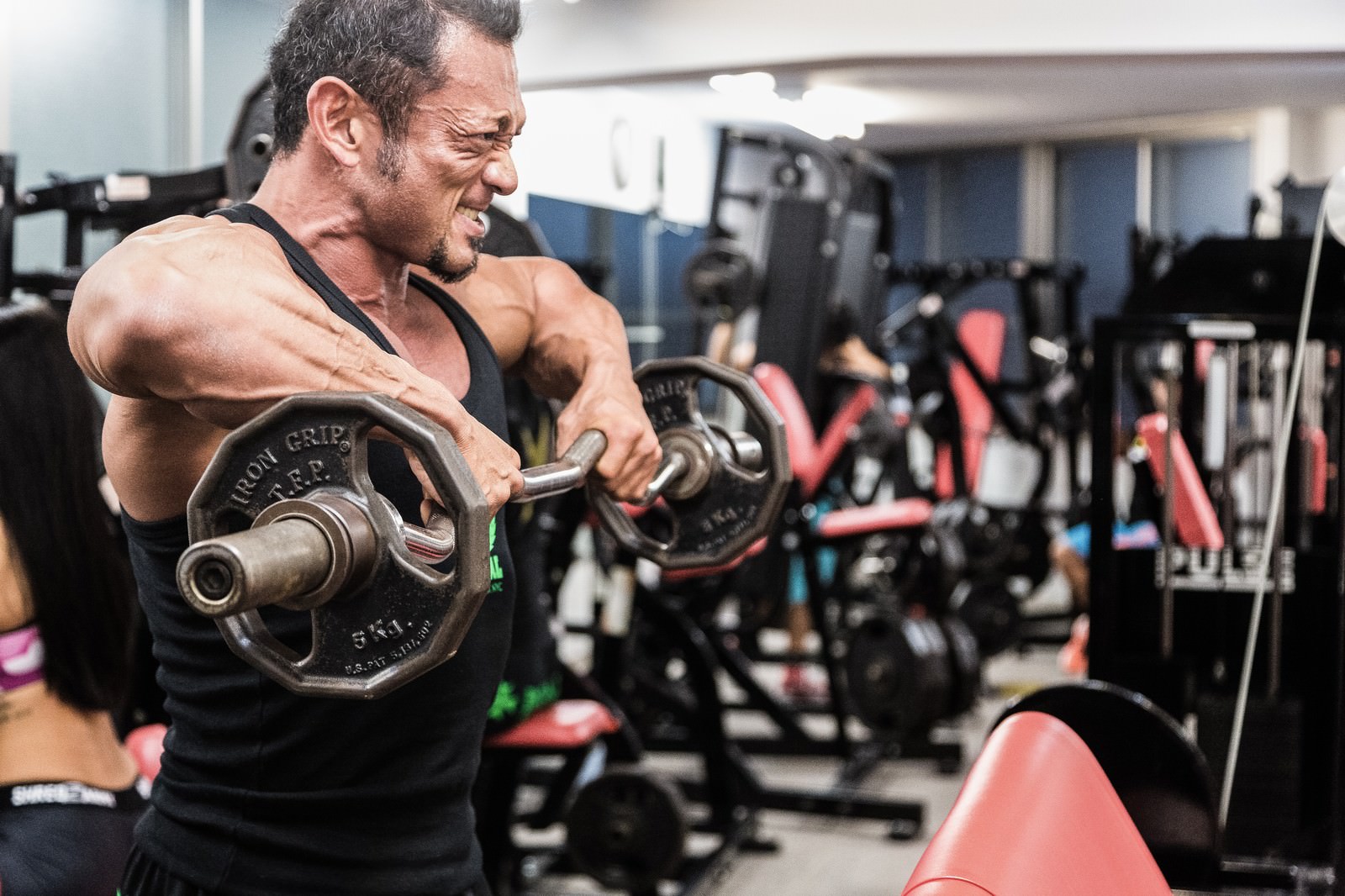 BO15103017151030175471 TP V body builder doing weight lifting