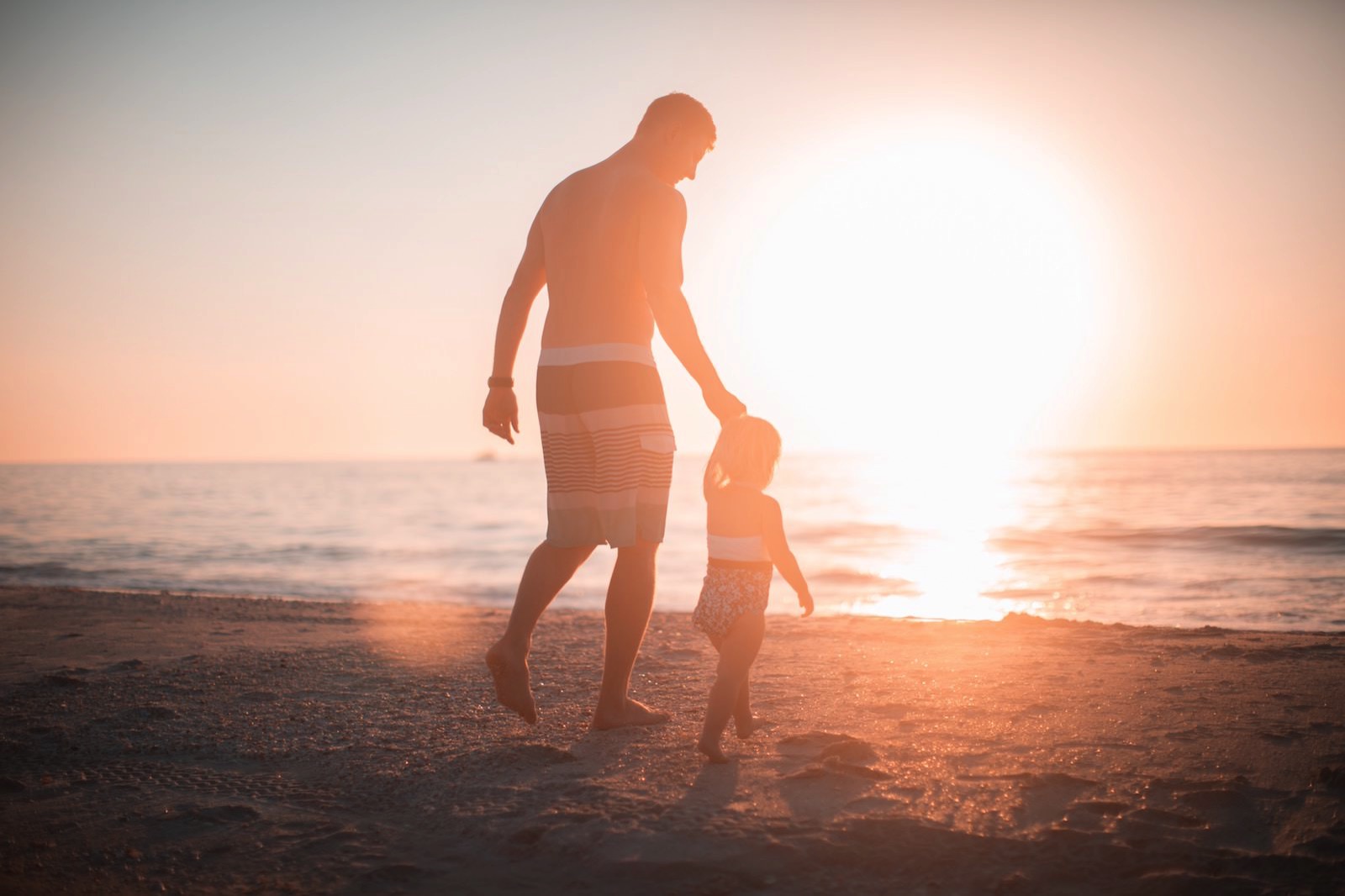 Derek thomson 528231 unsplash dad and kid