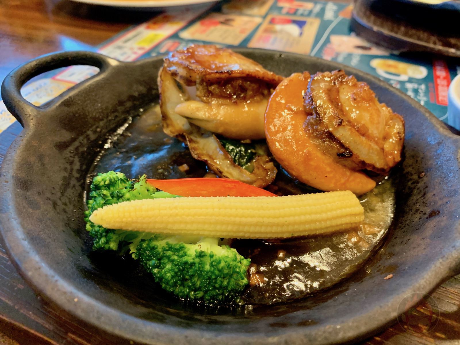 4 men eat dinner at Jonathans 05