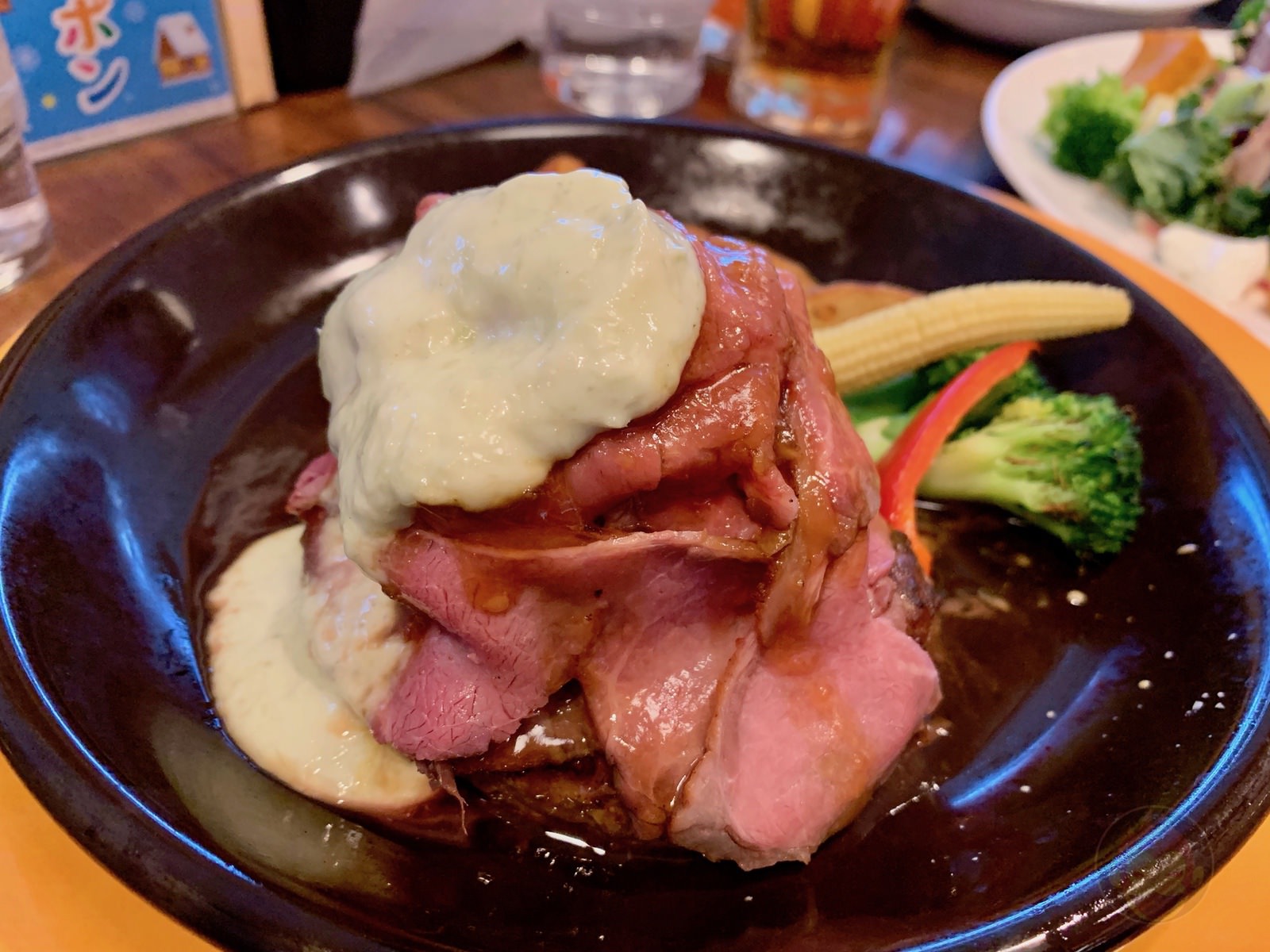 4 men eat dinner at Jonathans 06