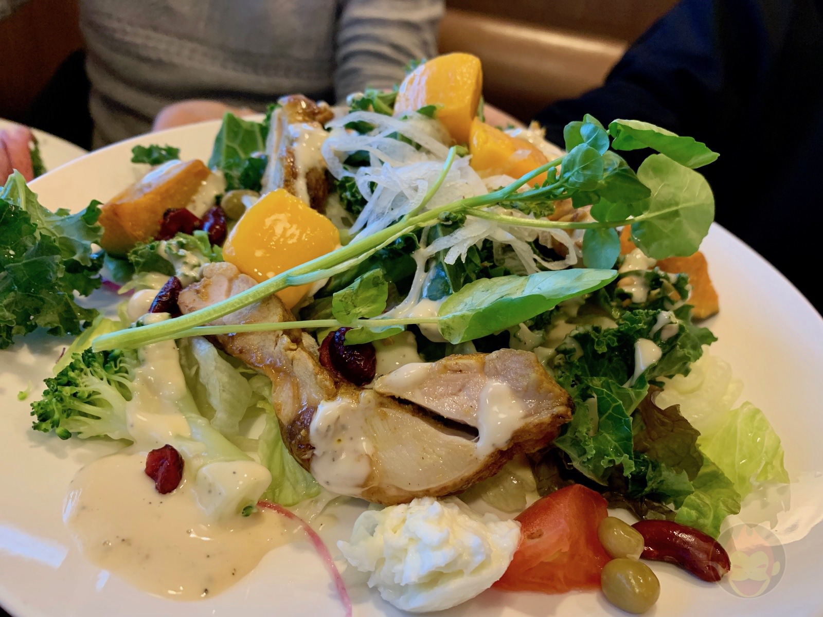 4 men eat dinner at Jonathans 07