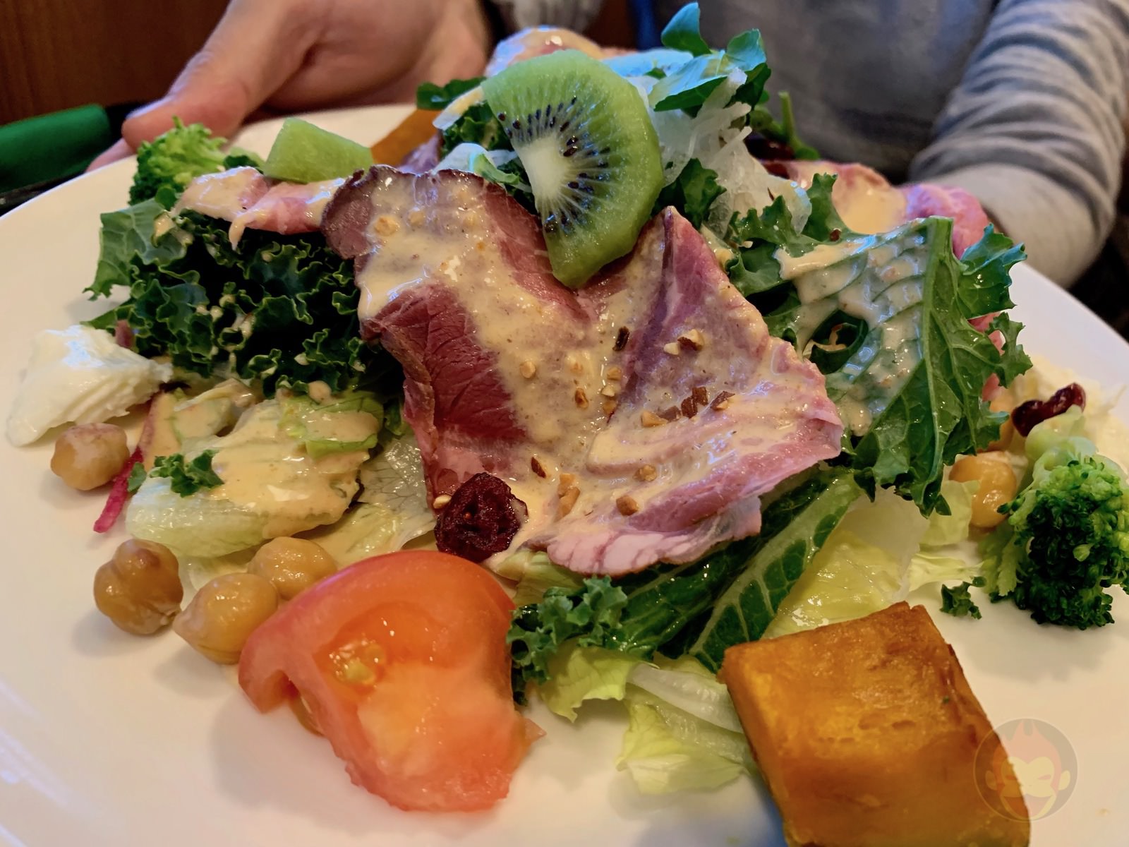 4 men eat dinner at Jonathans 08