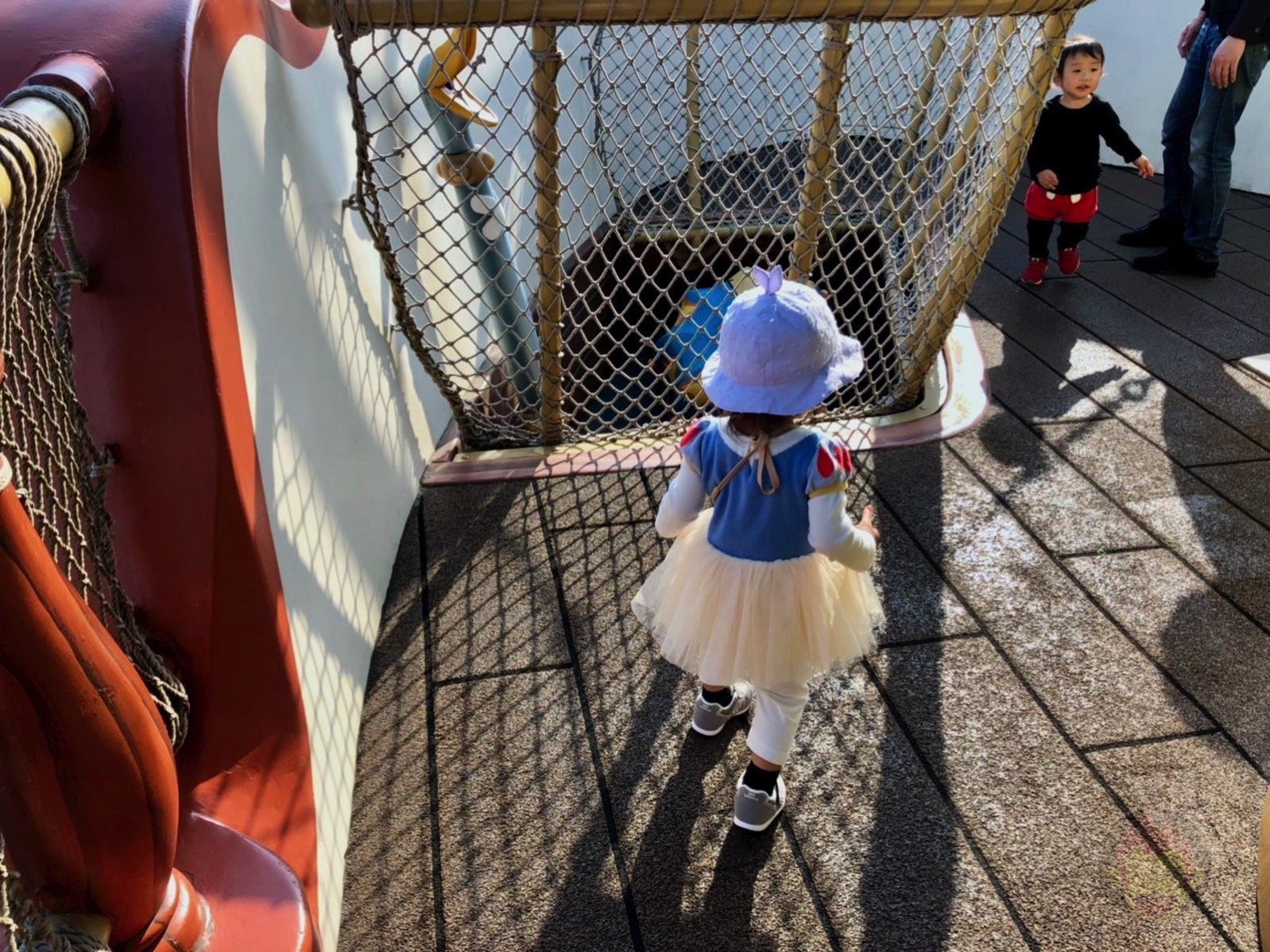 Tokyo Disney Land with 2yr old daughter toon town 03