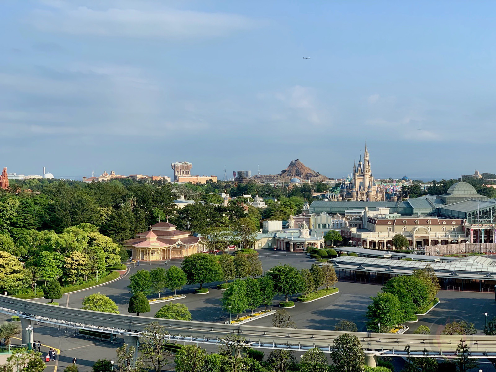 Tokyo Disneyland Hotel scenery 01